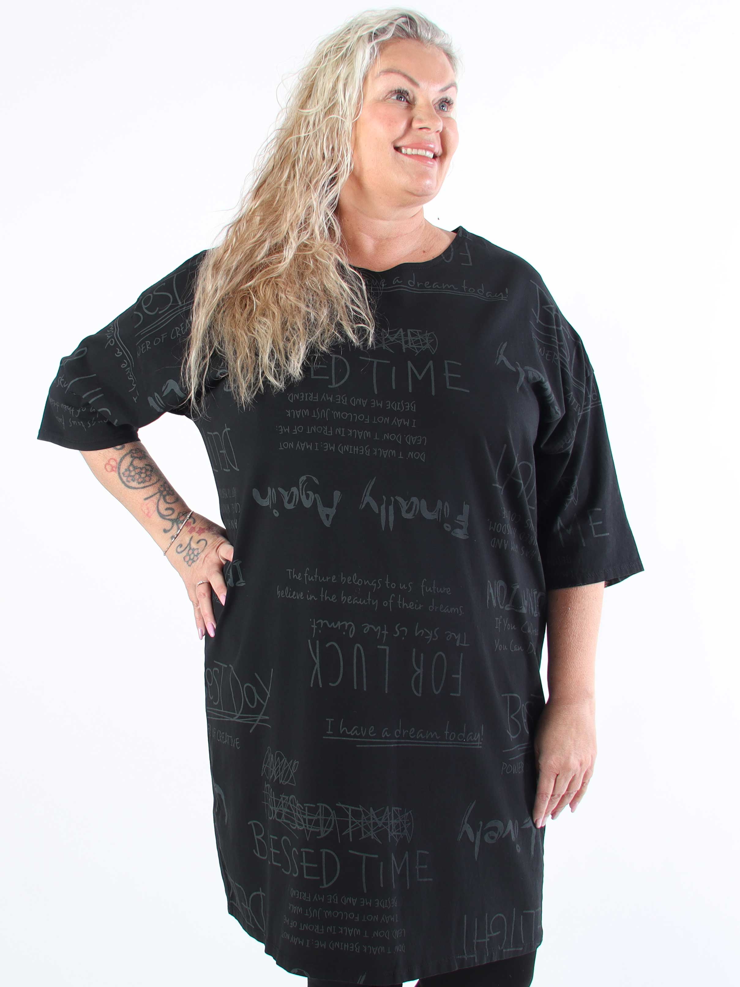 Lora - Plus size t-shirt kjole med tekst